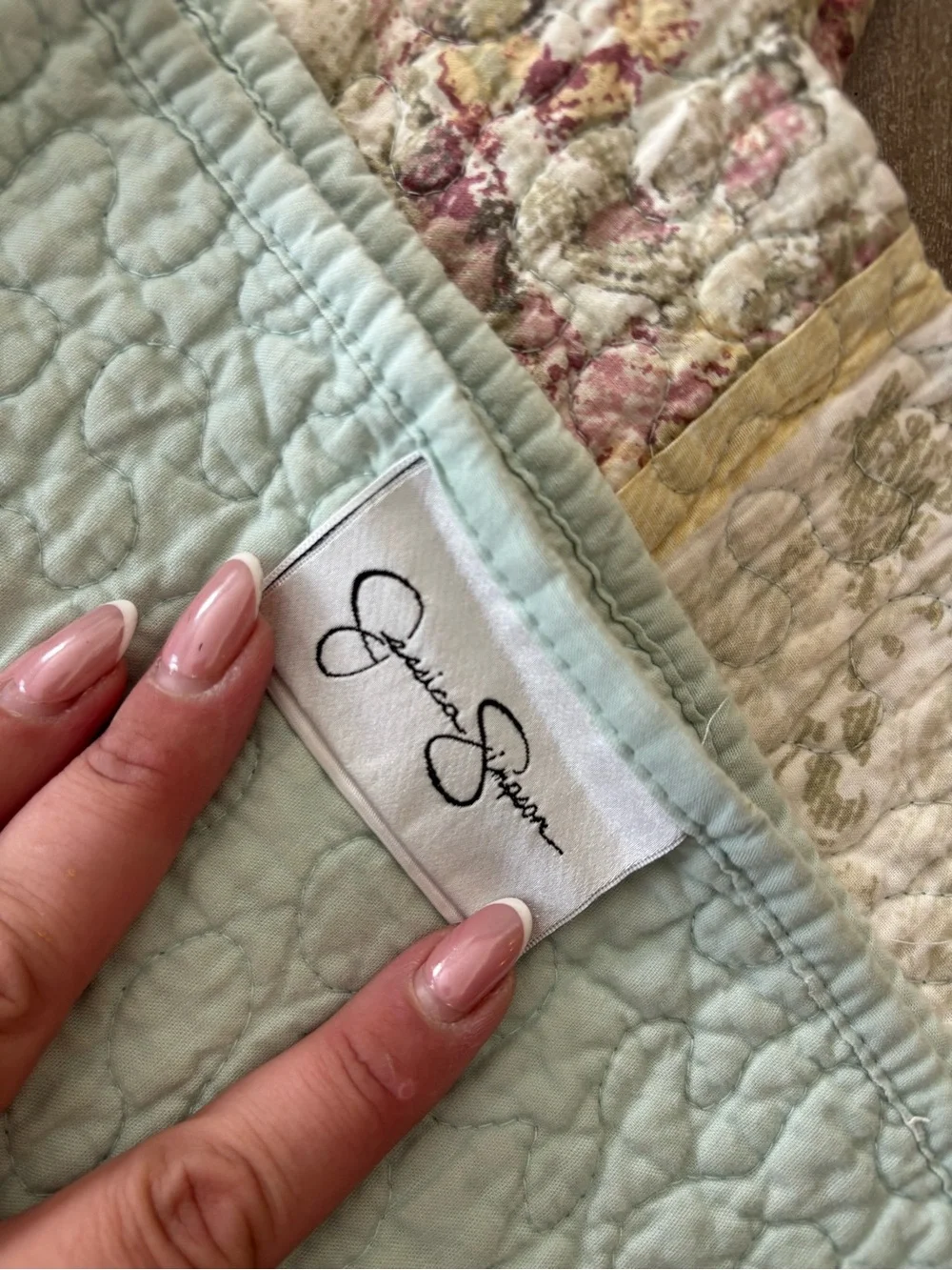 Jessica Simpson Floral Quilt in Full Size
